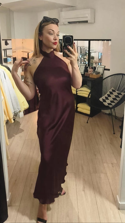 Robe longue en saton col montant . photo porté colorie bordeau.