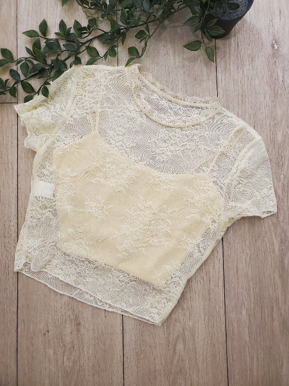 T-shirt dentelle court photo a plat colorie jaune