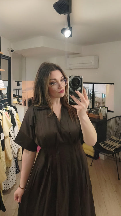 Robe chemise longue . photo a porté. colorie marron.