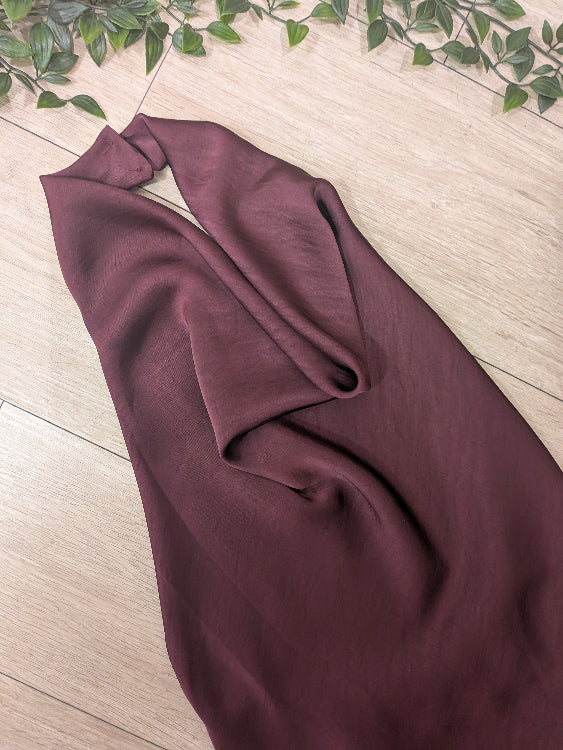Robe longue en satin col drapé. photo détail colorie bordeau. 