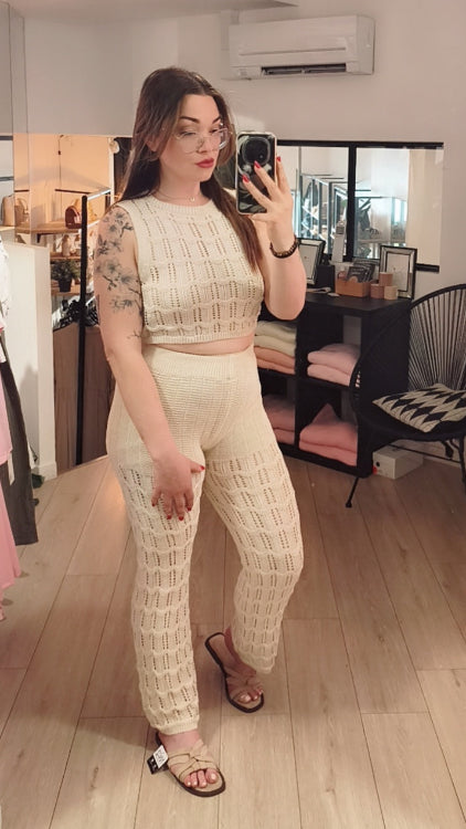 Ensemble en crochet composé d'un débardeur court et d'un pantalon. Photo porté colorie Beige