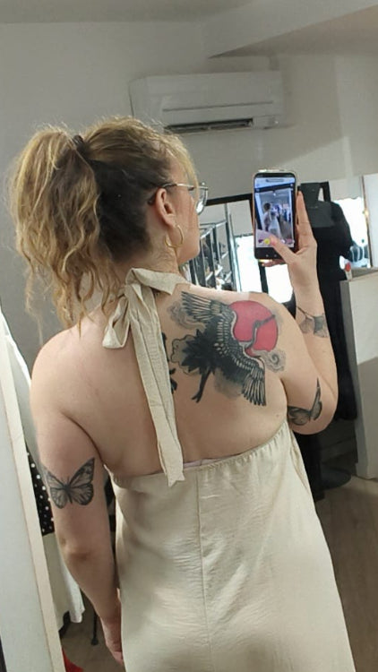 Robe longue fluide dos nue décolleté en V. colorie beige. photo porté dos.