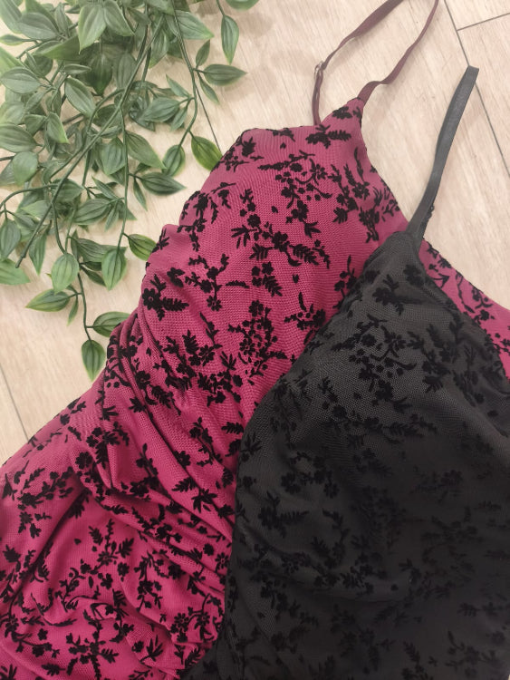 Robe longue en voile flocké velours. colorie Bordeau et noir