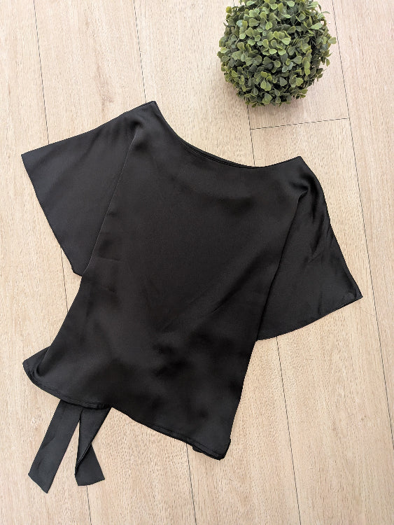 Top en satin noué. colorie noir. photo a plat
