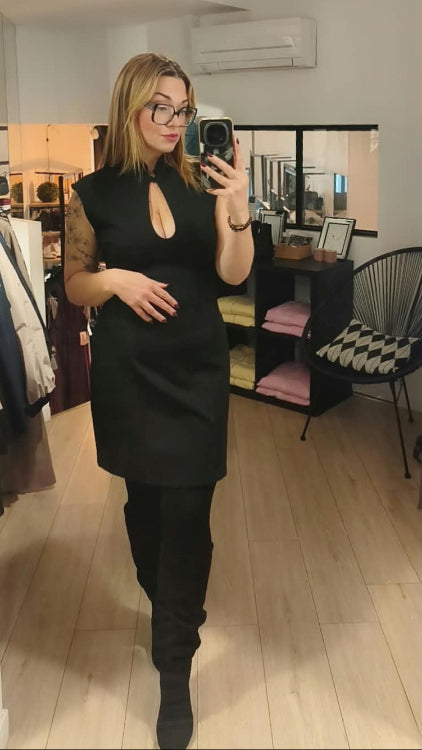 Robe décolleté goute. photo porté colorie noir