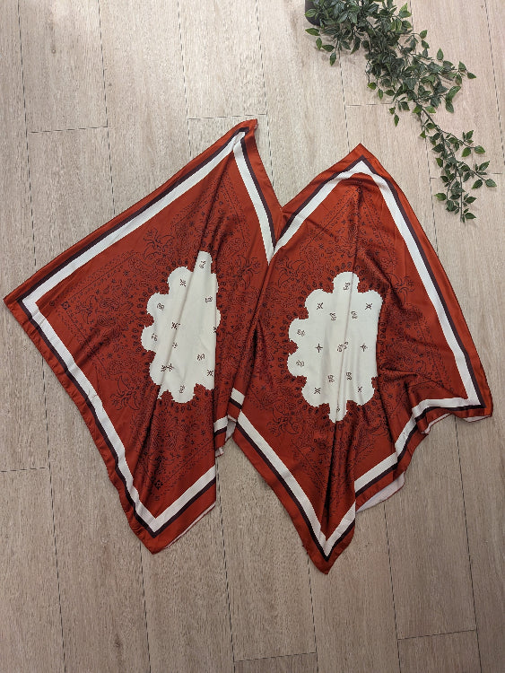 Tunique poncho en tissus foulard. colorie brique. Photo a plat. 