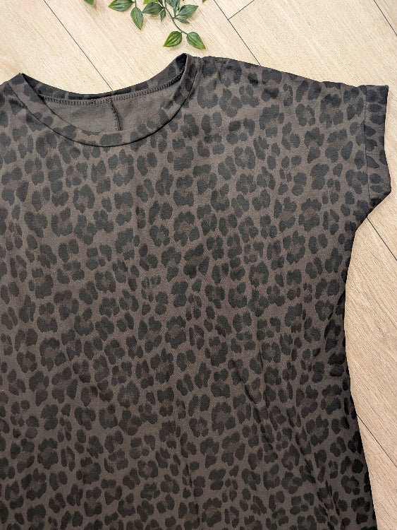 Robe t-shirt imprimé léopard. colorie marron. photo détail motif.  