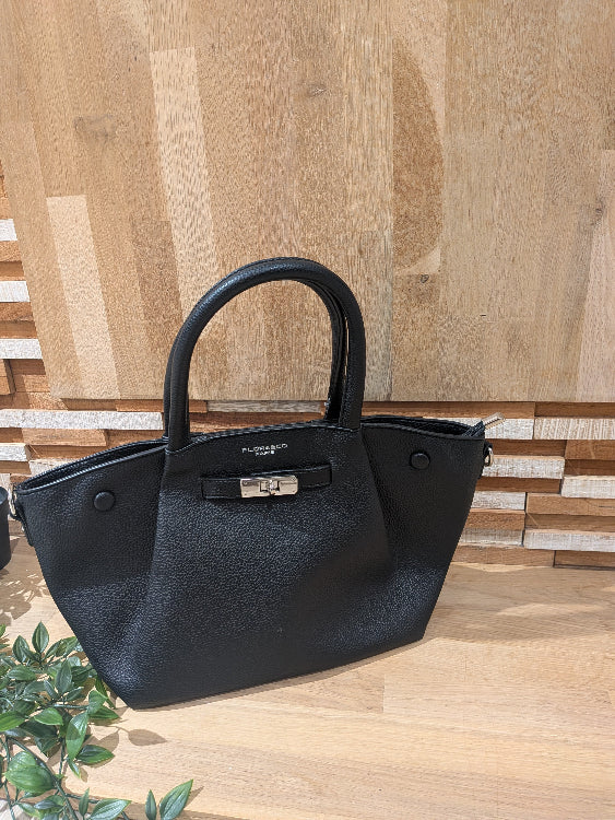 Sac trapèze effet cuir grainé colorie noir.
