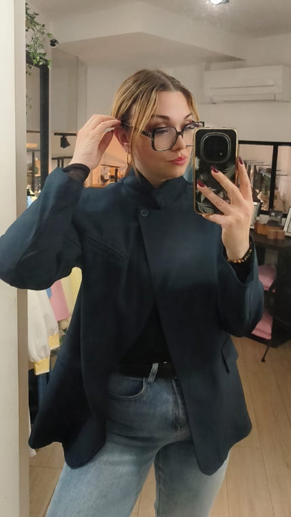 veste asymétrique fermeture col avec 1 bouton. colorie marine. Photo portée