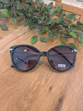 Lunettes de soleil ronde légèrement papillon. colorie noir. 