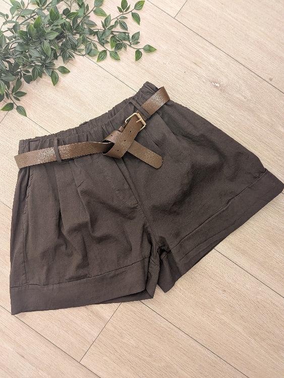 Short en coton avec ceinture marron. Photo a plat. colorie Marron
