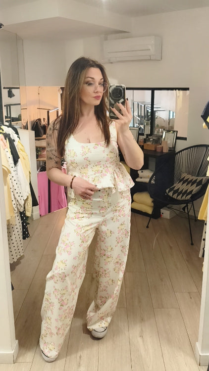 Ensemble top et pantalon en tissus fleurie. Photo porté.