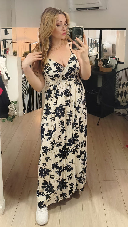 Robe longue fine bretelles en tissus imprimé fleur bleu marine et doré sur fond blanc. photo porté. 