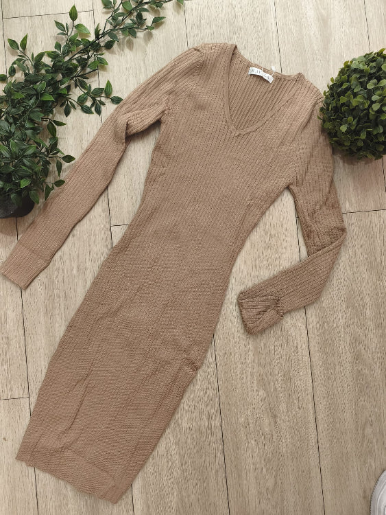 Robe pull chaussette en maille côtelé. colorie beige. photo a plat