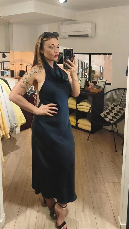 Robe longue en satin col drapé. photo porté colorie marine. 
