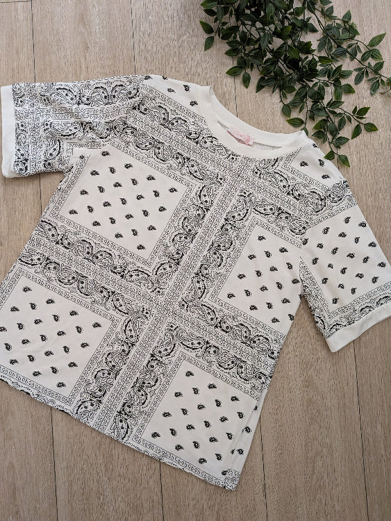 T-shirt imprimé bandana colorie blanc . Photo a plat. 