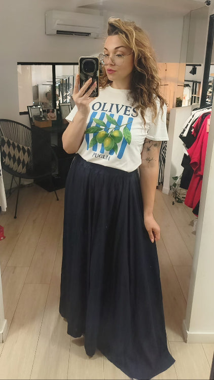 T-shirt imprimé olive porté avec une jupe fluide effet lin marine.