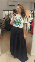 T-shirt imprimé olive porté avec une jupe fluide effet lin marine.