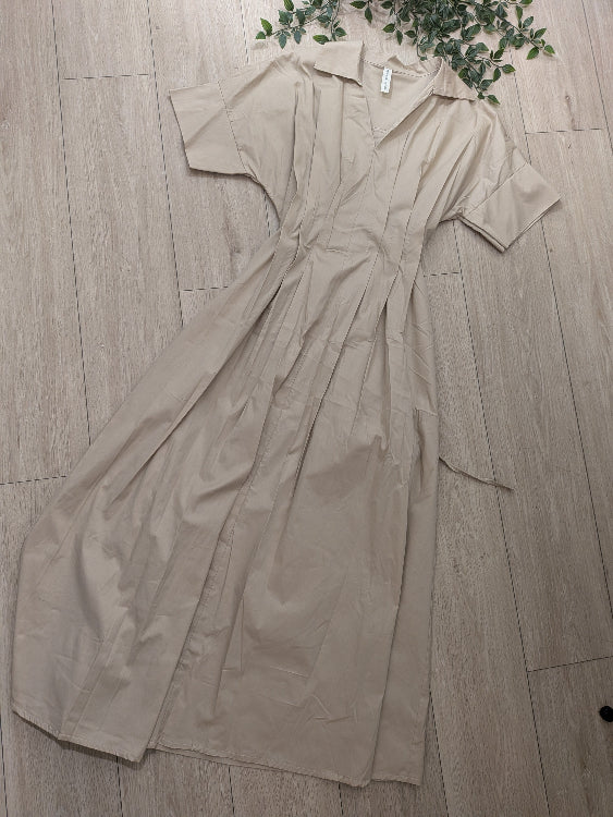 Robe chemise longue . photo a plat. colorie beige