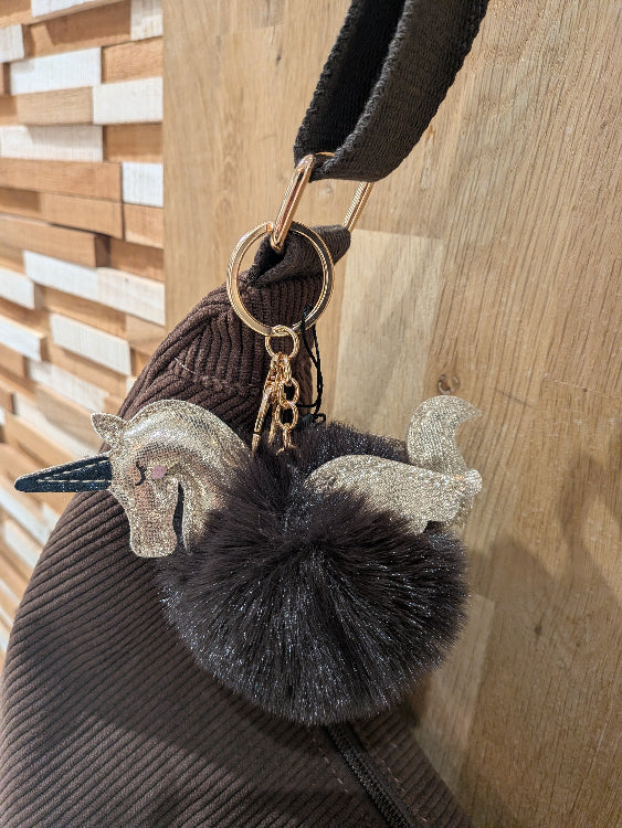 sac banane velours marron détail porte clé pompon