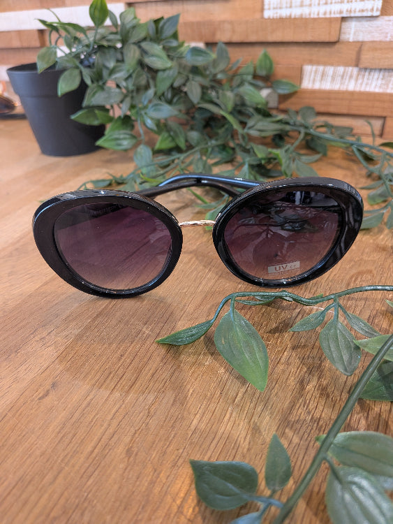 Lunettes de soleil ovales en acétate . colorie noir.