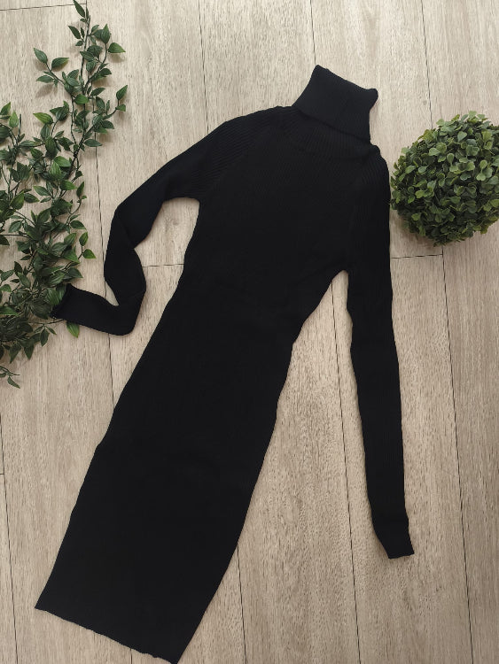 Robe pull chaussette col roulé colorie noir. photo a plat