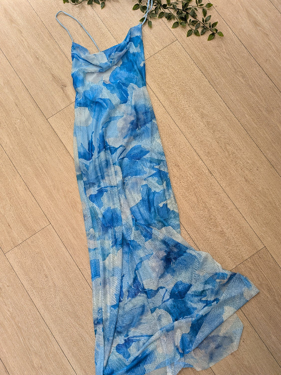 Robe voile imprimé fleur . photo a plat colorie bleu. 