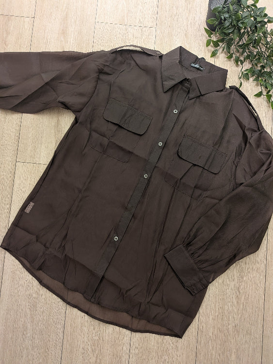 Chemise saharienne en voile marron photo a plat. 