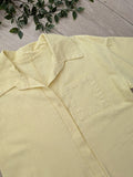 Combi-short en jean colorie jaune photo a plat. 