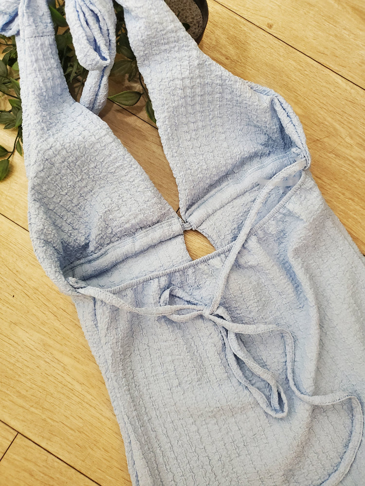Robe longue en tissus gaufré bleu ciel. Photo détail dos.  