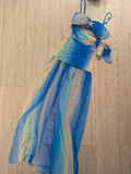 Ensemble composé d'un body et d'une jupe en voile imprimé. photo a plat colorie bleu