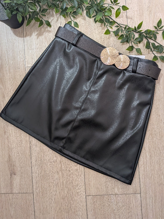 Jupe en simili cuir agrémenté d'une ceinture a boucle bijoutée doré. colorie noir. 