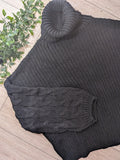 Pull col roulé manches torsade. Colorie noir. 