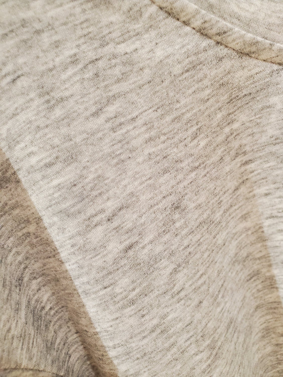 t-shirt court boule colorie gris. photo détail.