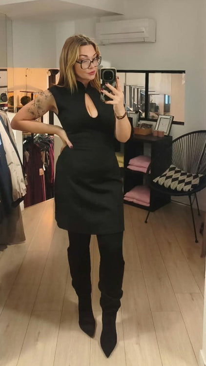 Robe décolleté goute. photo porté colorie noir
