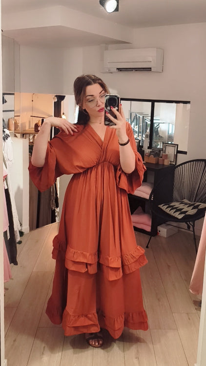 robe longue manche 3/4 volanté. colorie brique. photo porté. 