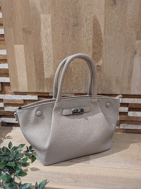 Sac trapèze effet cuir grainé colorie beige.