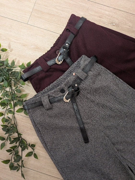 Pantalon en tissus chevron colorie gris et Bordeau. 