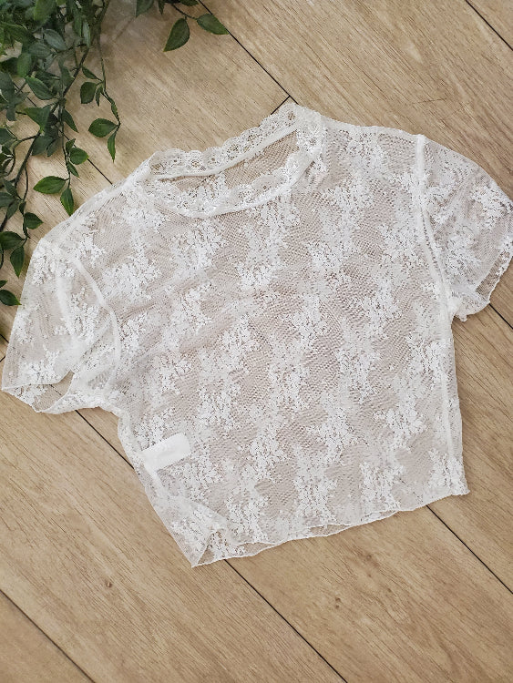 T-shirt dentelle court photo a plat colorie blanc. Ts dentelle seul