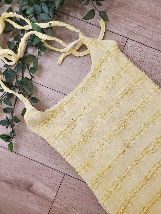 Robe longue en tissus effet froufrou. dos nue. Photo détail devant .colorie jaune. 
