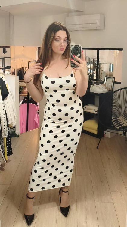 Robe longue débardeur en tissus blanc a pois noir. Photo porté. 
