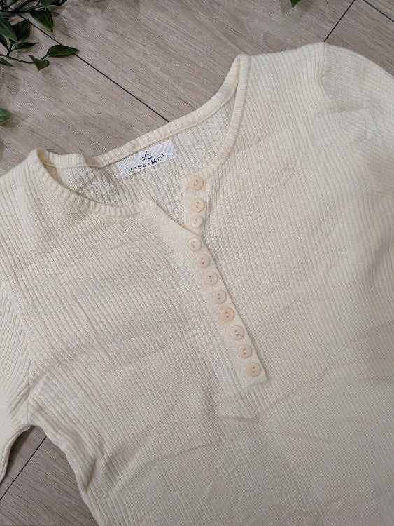 Pull fin à petits boutons. Photo détail colorie Beige