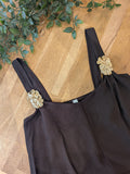Combinaison oversize bretelle bijoux. colorie marron. photo détail. 
