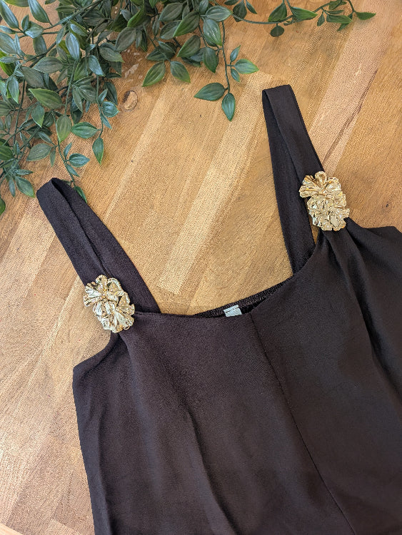Combinaison oversize bretelle bijoux. colorie marron. photo détail. 