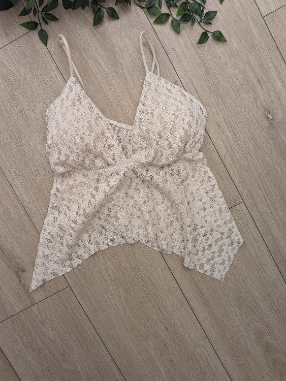 Débardeur dentelle asymétrique. colorie beige. Photo a plat. 