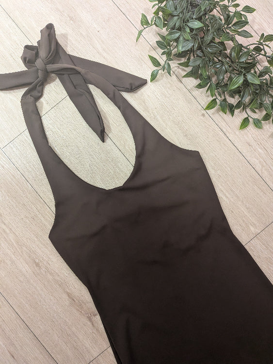 Robe courte moulante dos nue. photo porté colorie marron