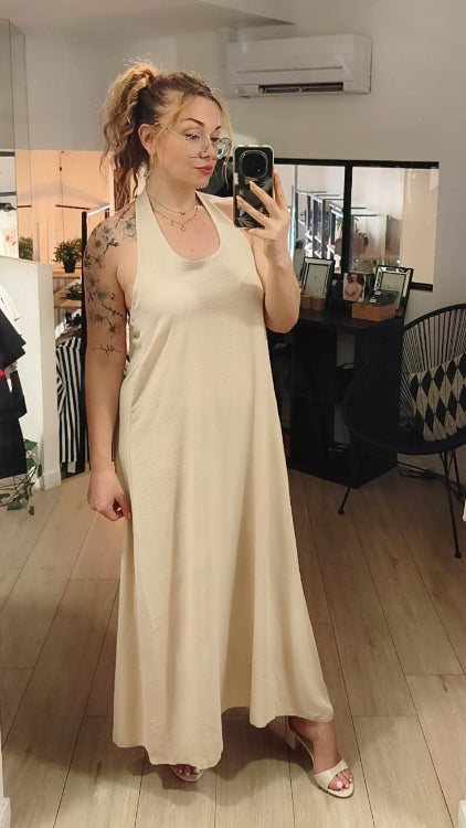 Robe longue fluide dos nue décolleté en V. colorie beige. photo porté.