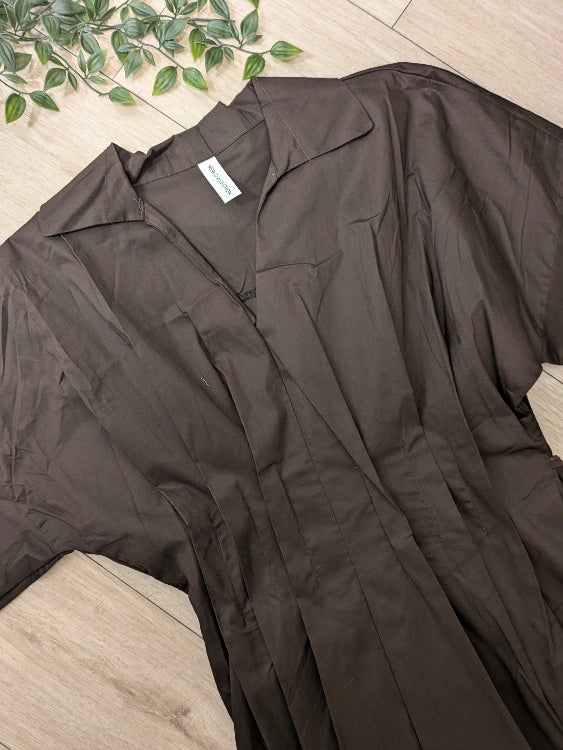 Robe chemise longue . photo détail. colorie marron.