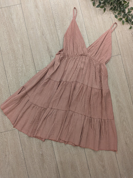 Robe courte fine bretelle a volant. photo a plat colorie rose