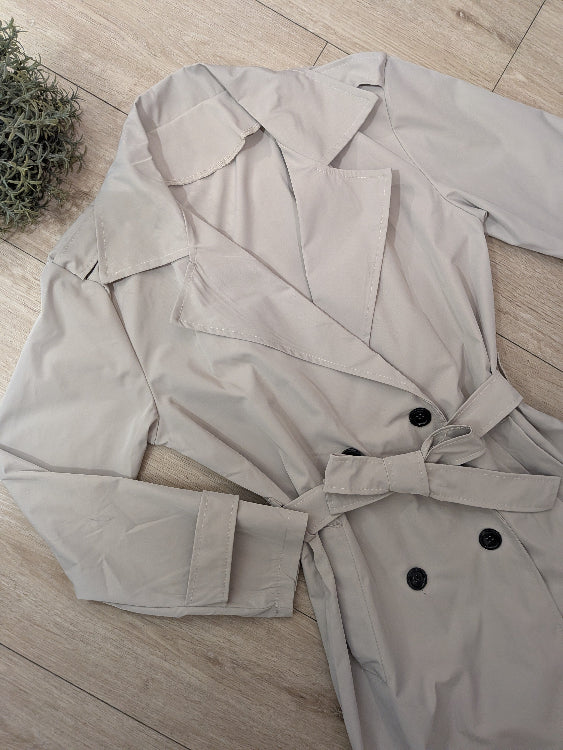 Trench long colorie beige. photo a plat  